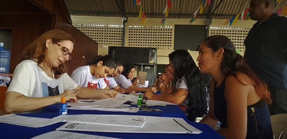 Mães fazendo o reconhecimento da paternidades de seus filhos Mães fazendo o reconhecimento da paternidades de seus filhos