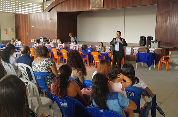 Promotor de Justiça João Gualberto apresentando o trabalho desenvolvido na promotoria de Registros Públicos, Resíduos e Casamentos. Promotor de Justiça João Gualberto apresentando o trabalho desenvolvido na promotoria de Registros Públicos, Resíduos e Casamentos.