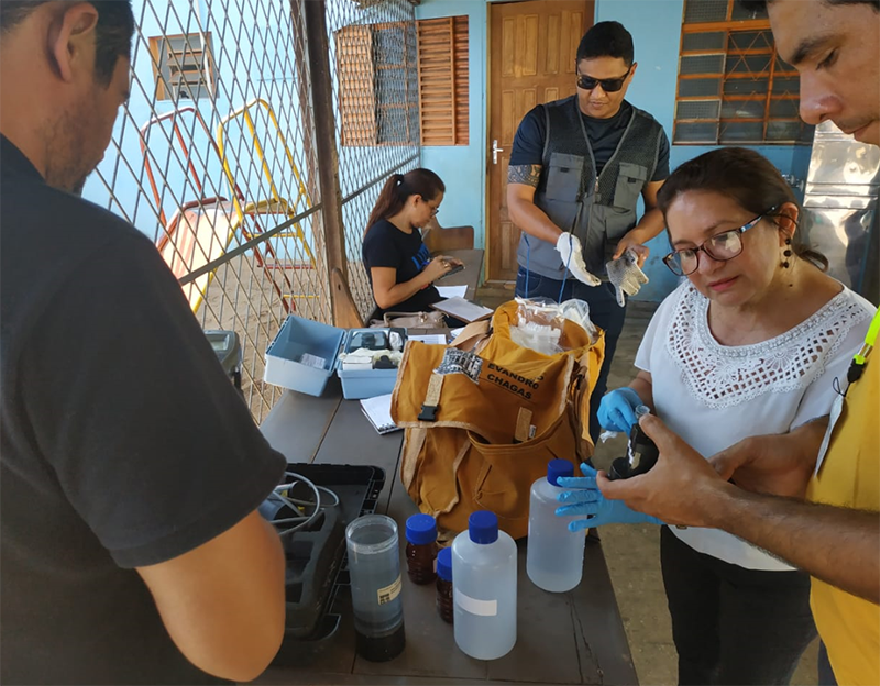Técnicos do IEC recolhem amostras de água que podem estar contaminadas