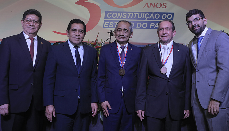 Promotor de Justiça Claudomiro Lobato recebeu medalha por sua atuação institucional