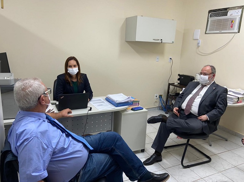 O PGJ César Mattar e o subprocurador-geral Eduardo Barleta ouviram as demandas da promotora de São Caetano de Odivelas O PGJ César Mattar e o subprocurador-geral Eduardo Barleta ouviram as demandas da promotora de São Caetano de Odivelas