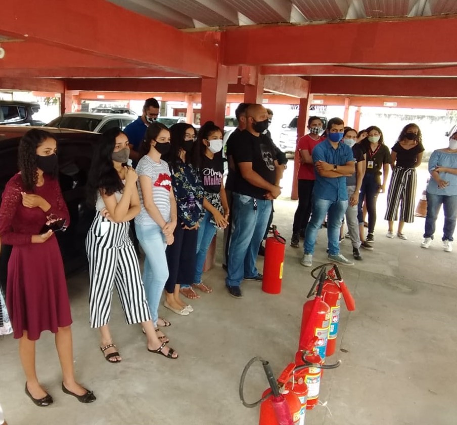 Treinamento incluiu manuseio de extintores de incêndio Treinamento incluiu manuseio de extintores de incêndio