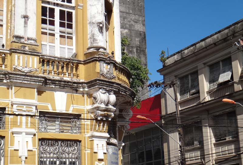 Plantas já estão crescendo na parede do imóvel