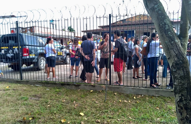Moradores protestaram em frente ao prédio Moradores protestaram em frente ao prédio