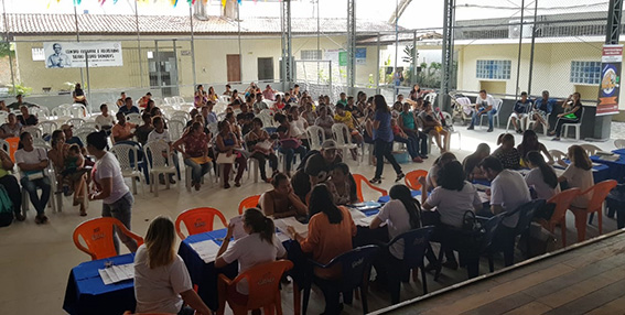 Enquanto ocorriam os atendimentos, os palestrantes discursavam para o publício Enquanto ocorriam os atendimentos, os palestrantes discursavam para o publício
