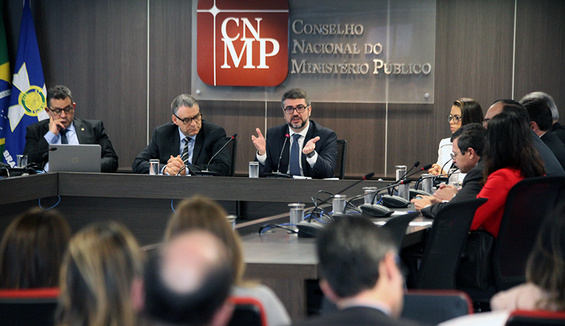 Conselheiro Valter Shuenquener conduz apresentação no plenário do CNMP Conselheiro Valter Shuenquener conduz apresentação no plenário do CNMP