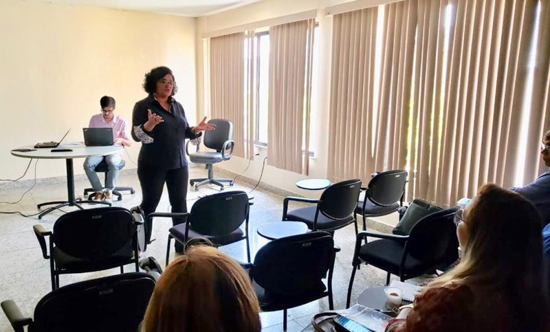 Pedagoga Bethânia Vinagre falou sobre o tema aos presentes