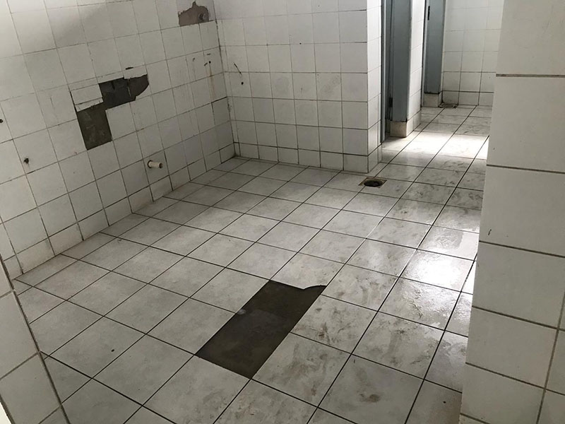 Banheiros sujos e quebrados Banheiros sujos e quebrados