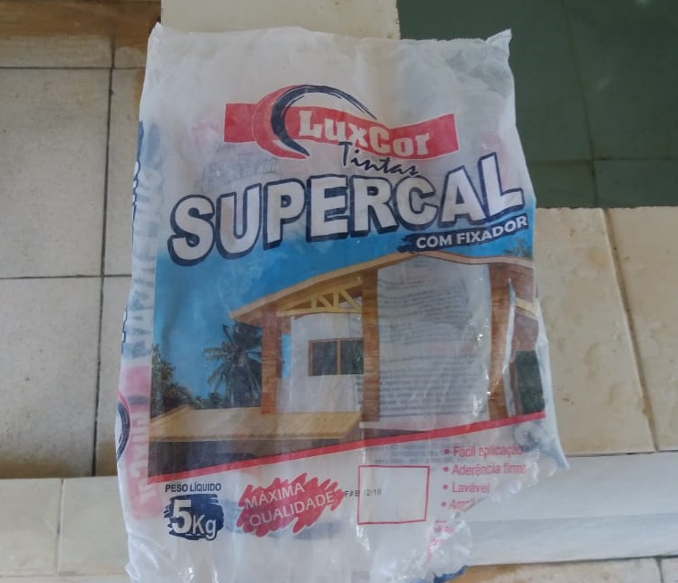 Cal de construção sendo usada no clareamento de vísceras Cal de construção sendo usada no clareamento de vísceras