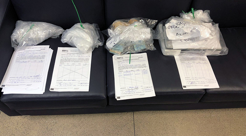 Entre os itens apreendidos estão armas de fogos, dinheiro e equipamentos eletrônicos Entre os itens apreendidos estão armas de fogos, dinheiro e equipamentos eletrônicos