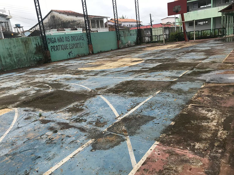 Piso da quadra em condições precárias Piso da quadra em condições precárias