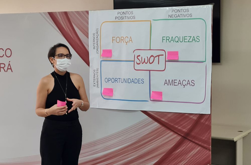 Promotora assessora Luziana Dantas apresenta suas contribuições durante a oficina