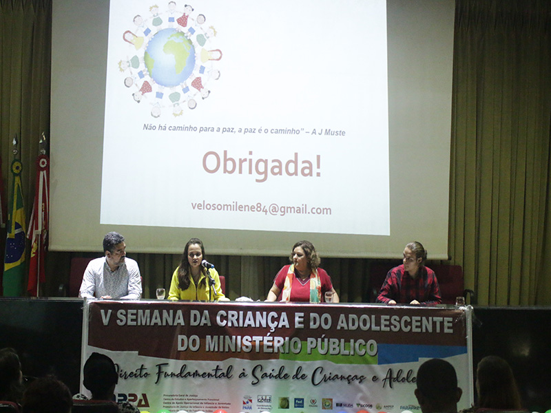 Compõe a mesa a promotora de justiça Viviane Couto, dois especialista ao entorno e um estudante debatedor