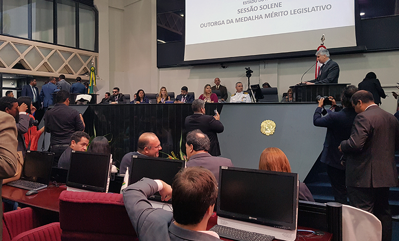 A condecoração foi outorgada durante sessão solene da Alepa A condecoração foi outorgada durante sessão solene da Alepa