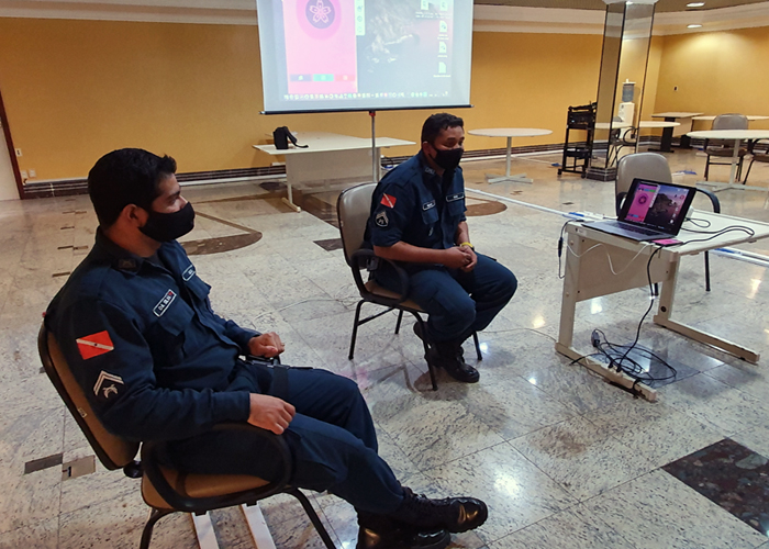 Cabos da PMPA apresentam a funcionalidade do aplicativo