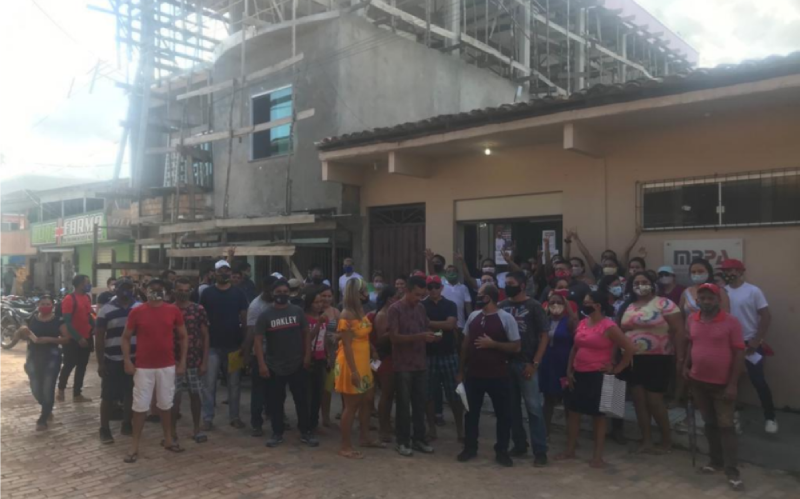 Servidores demitidos de forma irregular reúnem-se em frente a Promotoria de Muaná