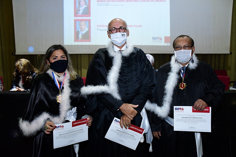 Integrantes da Comissão de Avaliação receberam certificados pelo trabalho de escolha dos vencedores Integrantes da Comissão de Avaliação receberam certificados pelo trabalho de escolha dos vencedores