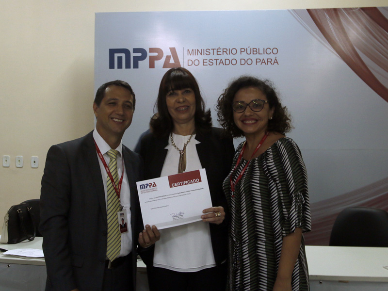 A psicanalista Cristina Ferreira recebe certificado da equipe do CEAF por ministrar o curso A psicanalista Cristina Ferreira recebe certificado da equipe do CEAF por ministrar o curso