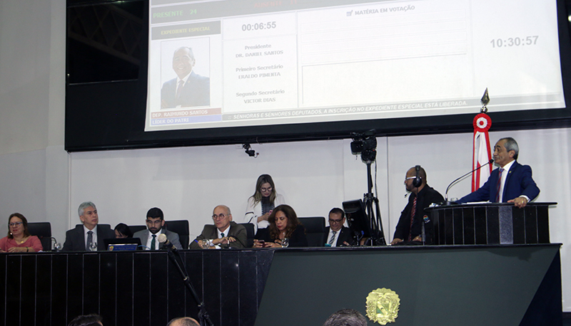 Deputado Raimundo se pronuncia durante a sessão: diálogo com o Legislativo Deputado Raimundo se pronuncia durante a sessão: diálogo com o Legislativo