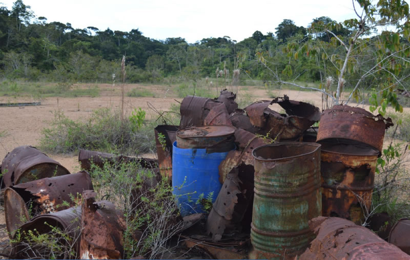 Resíduos industriais foram jogados de maneira irregular na área