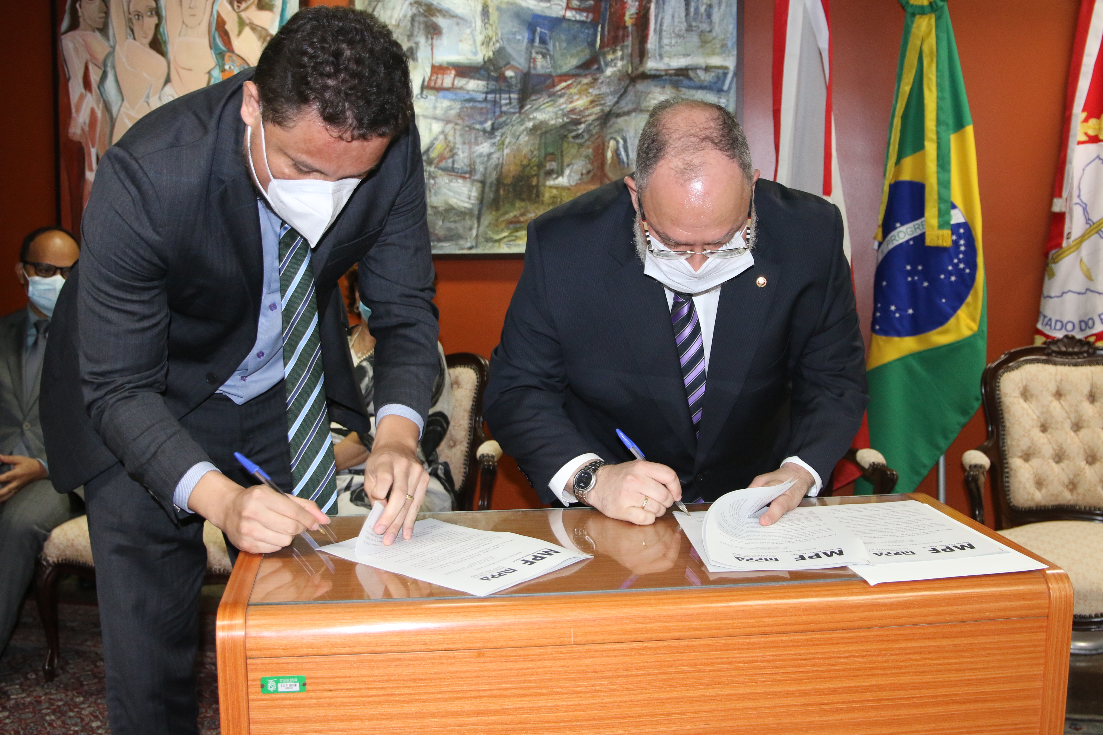 O PGJ, César Mattar Jr., e o Procurador Regional Eleitoral no Pará, Felipe de Moura Palha, assinaram resolução conjunta que estabelece data idêntica de início e fim de mandato bienal para todos os Promotores Eleitorais no estado