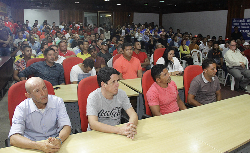 Vários condutores e representantes da categoria participaram do debate