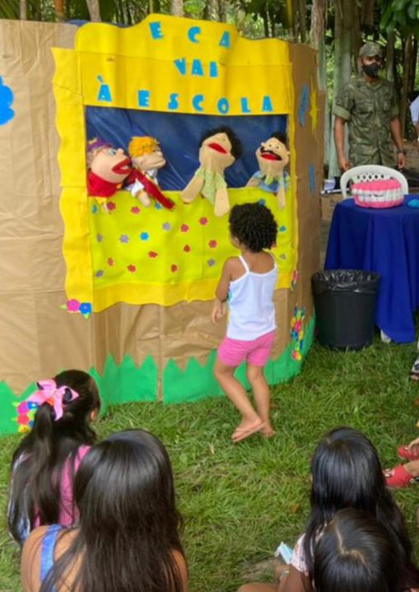 As crianças assistiram ao teatro de fantoches sobre o ECA vai à escola