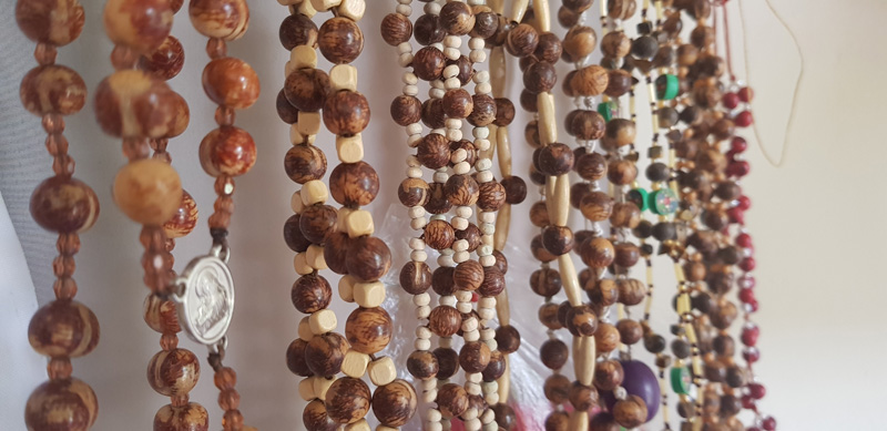 Um dos projetos mantidos no local, trabalha com a fabricação de biojóias usando caroços e sementes. Um dos projetos mantidos no local, trabalha com a fabricação de biojóias usando caroços e sementes.