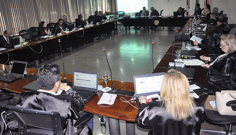 Procuradores de Justiça reunidos no plenário do MPPA: deliberações institucionais