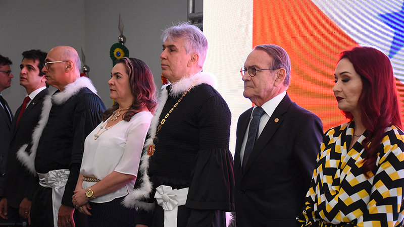 Procurador-geral Gilberto Martins e autoridades durante sessão solene