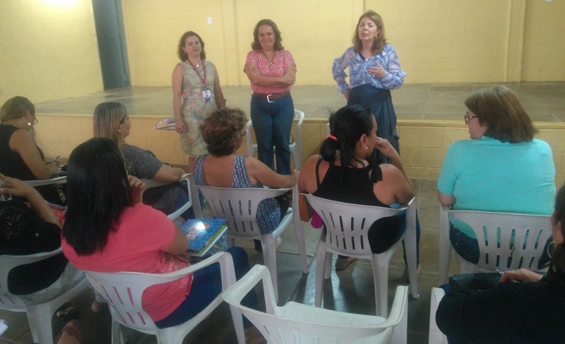 Promotora de Justiça Nazaré Abbade fala durante palestra em escola pública Promotora de Justiça Nazaré Abbade fala durante palestra em escola pública