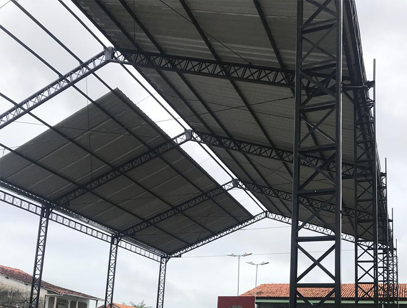 A direção da escola interditou a quadra A direção da escola interditou a quadra