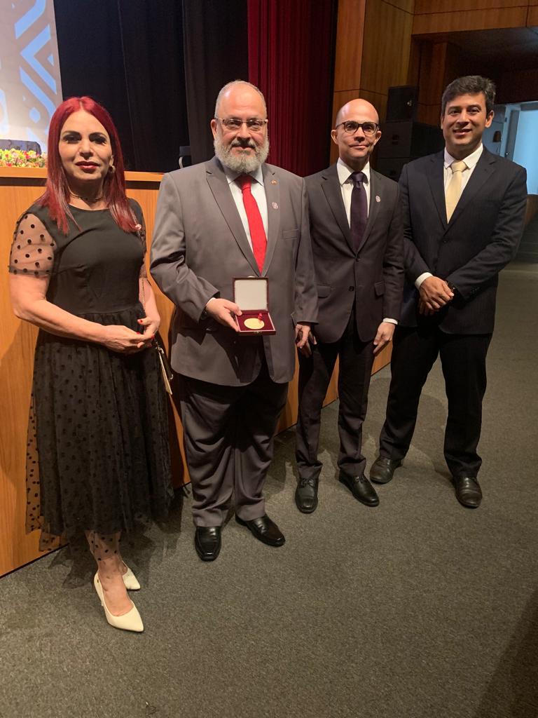 PGJ César Mattar Jr. posa com a medalha