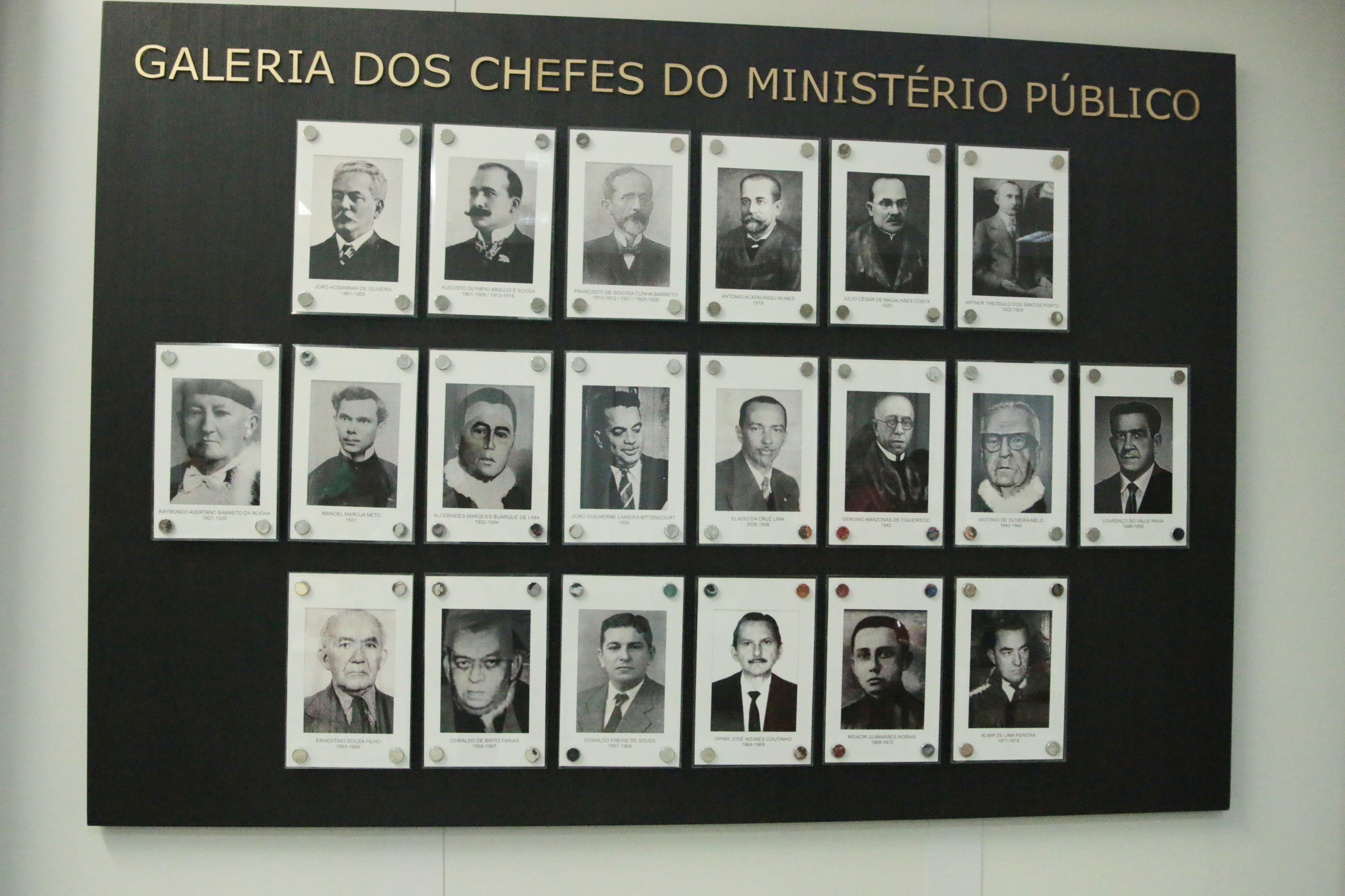 A homenagem resgata a história de 130 anos da instituição e traz os retratos de vinte membros, que no período de 1891 a 1978, chefiaram o MPPA