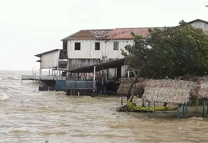 Maré alta desse período atingiu imóveis na faixa costeira do município Maré alta desse período atingiu imóveis na faixa costeira do município