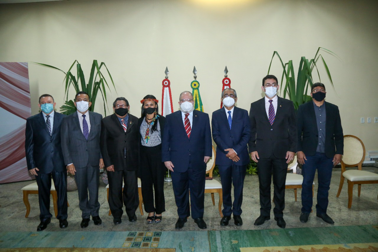 #PraTodosVerem na imagem estão os integrantes do dispositivo oficial e o ouvidor empossado posando lado a lado