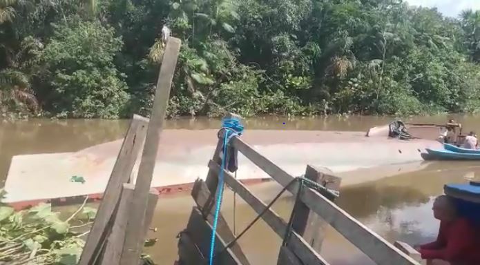 Balsa afundou no momento do desembarque dos bois