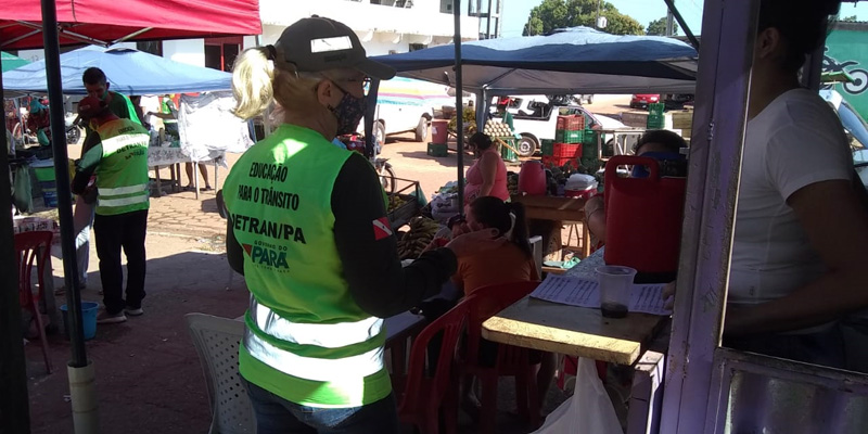 Abordagem educativa de condutores, passageiros e pedestres (feirantes, comerciantes, consumidores em geral) Abordagem educativa de condutores, passageiros e pedestres (feirantes, comerciantes, consumidores em geral)