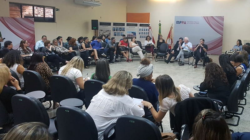 Participantes do seminário realizam prática restaurativa durante o evento Participantes do seminário realizam prática restaurativa durante o evento