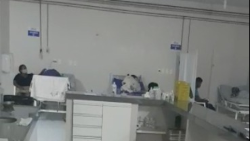 Pacientes com covid-19 dividem sala com pessoas sem o vírus, que correm o risco de serem infectadas. Pacientes com covid-19 dividem sala com pessoas sem o vírus, que correm o risco de serem infectadas.