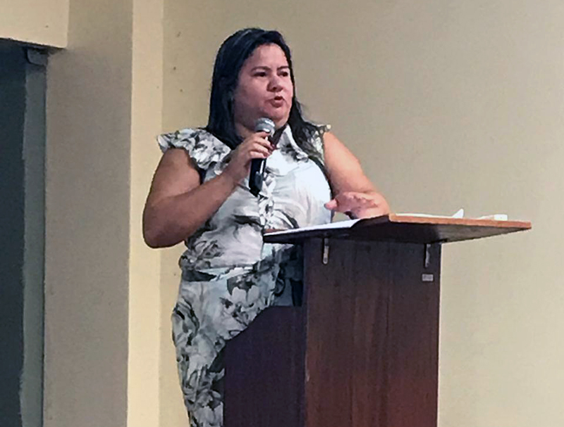 Promotora de Justiça Cremila Aquino fala aos participantes da jornada do consumidor Promotora de Justiça Cremila Aquino fala aos participantes da jornada do consumidor