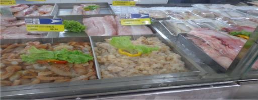 Pescados expostos com legumes, o que pode ocasionar em contaminação