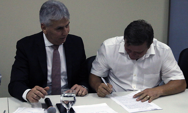 Procurador-geral Gilberto Martins e prefeito de Parauapebas, Darci Lermen, firmam cooperação