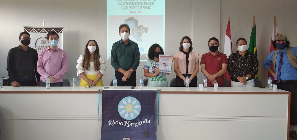 Mesa de trabalho da cerimônia do dia 4, com promotores de Breves