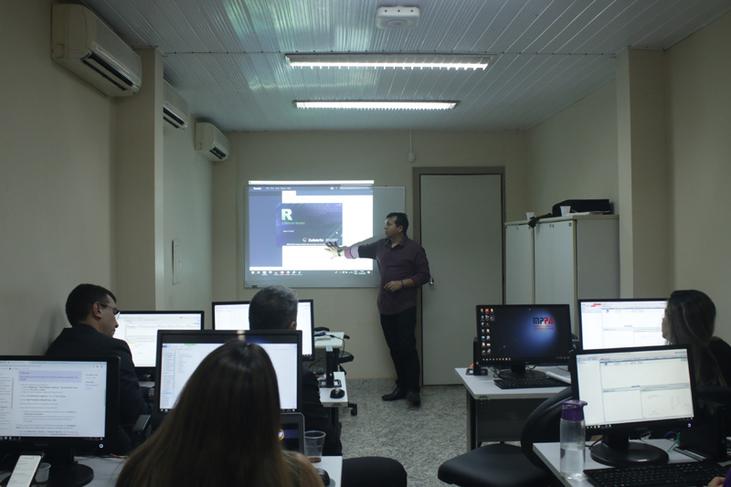Curso de Atualização em Inteligência Investigativa e Segurança é realizado no laboratório do CEAF