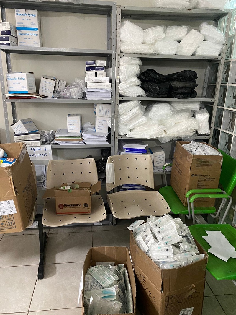 Insumos da vacinação armazenados no chão