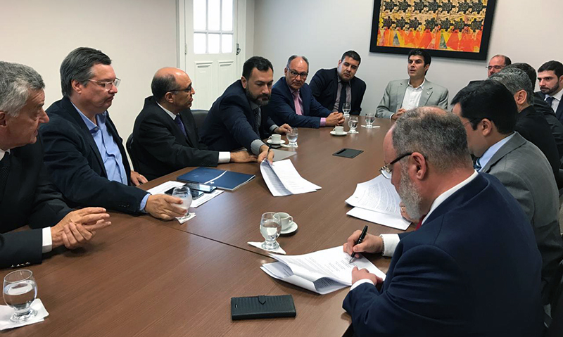 Representantes do MPPA, Defensoria, Governo do Estado e Celpa assinaram o documento Representantes do MPPA, Defensoria, Governo do Estado e Celpa assinaram o documento
