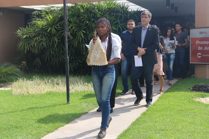 Estagiária do MPPA carrega a imagem da Santa durante Procissão