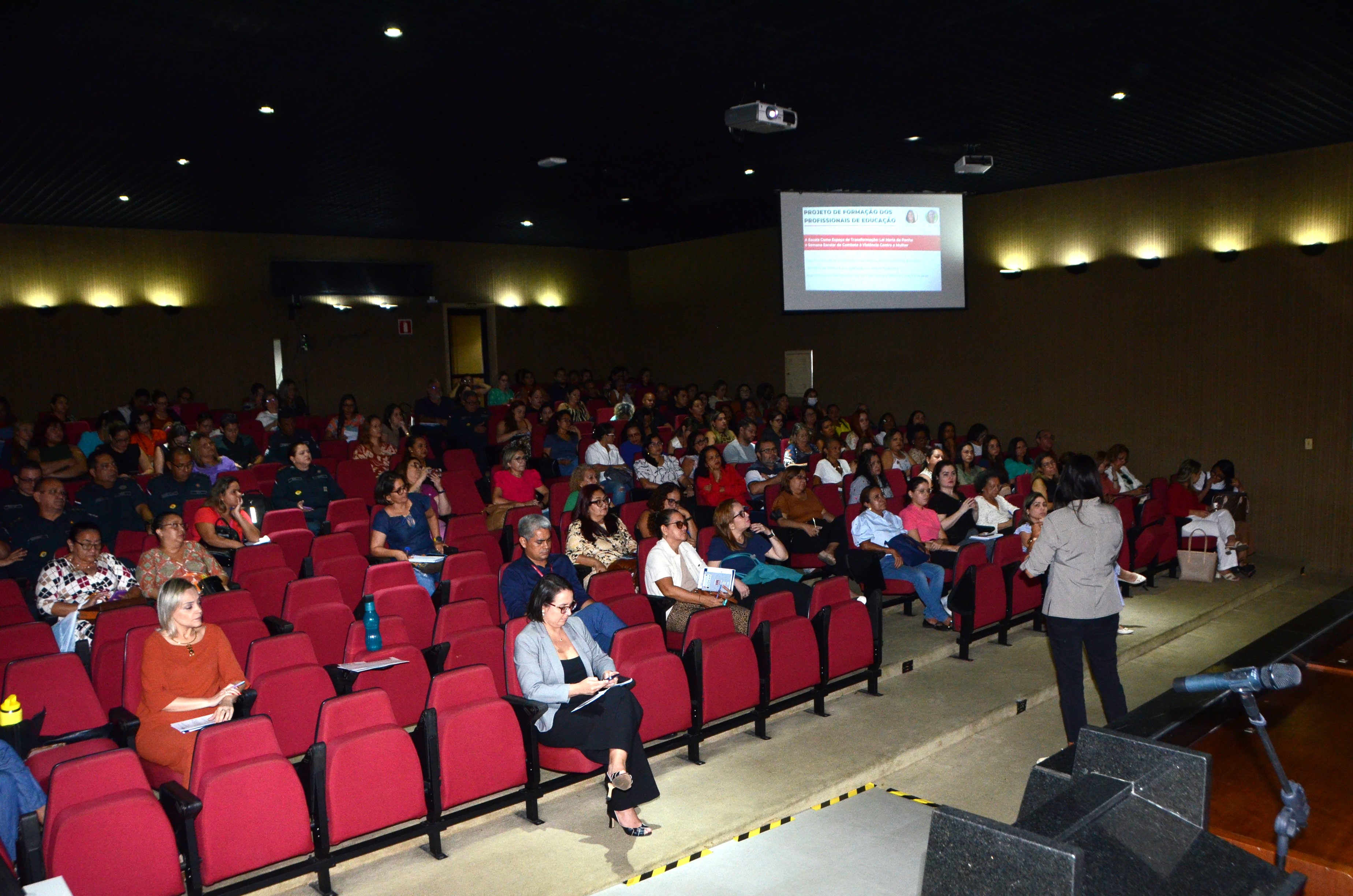 Integrantes das diretorias regionais de ensino do Pará estiveram presentes no primeiro dia de evento.