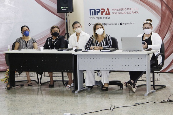 Sentadas à mesa, da direita para a esquerda, estão as Promotoras de Justiça Promotoras de Justiça Maria José de Carvalho, Albely Miranda, Ângela Balieiro, Joana Coutinho e Regiane Ozanan.